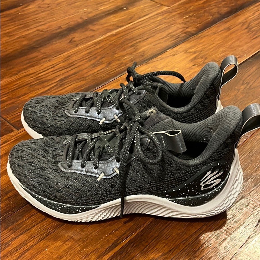 Under Armour Curry Flow 10 Unisex Court Sneakers. Size 8W/7M.